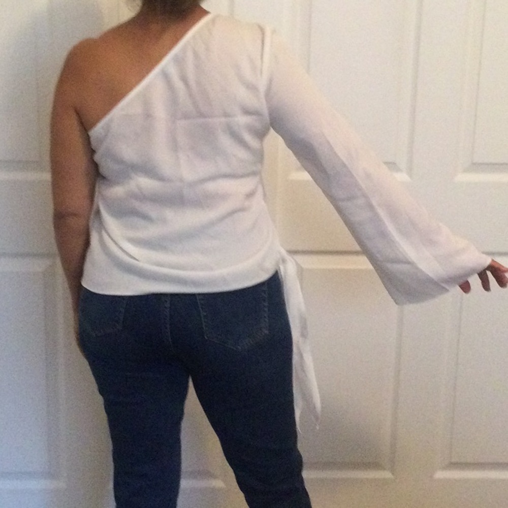 Beautiful withe blouse - Picture 2 of 3